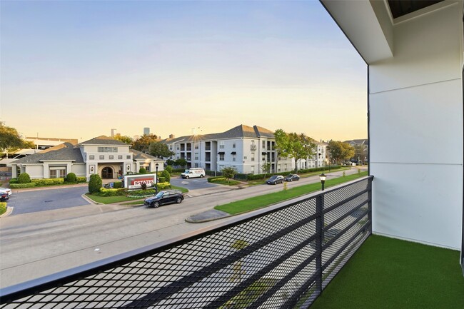 Building Photo - 529 Memorial Heights Dr