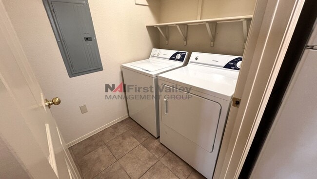 Building Photo - 2 Bedrooms, 2 Baths
