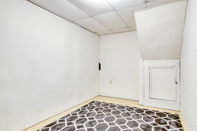 Building Photo - 5 to 8 Bedrooms. Pet Friendly.