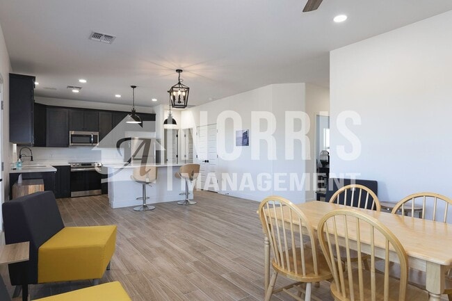 Building Photo - Beautiful Upgraded Home with Furnishings i...