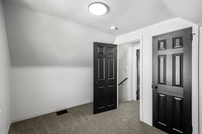 Building Photo - SCORE 50% OFF 1ST MONTH'S RENT IF SIGNED BY JAN 30! Stunning 4 Bedroom home in North Versailles a...