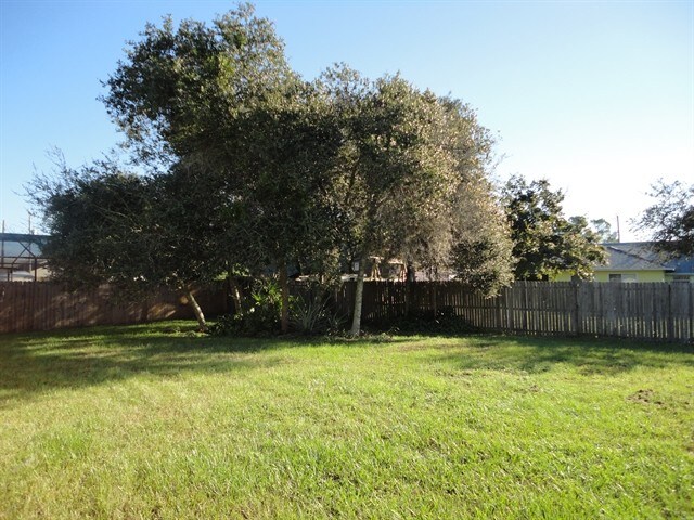 Building Photo - 6785 Bermuda Ave