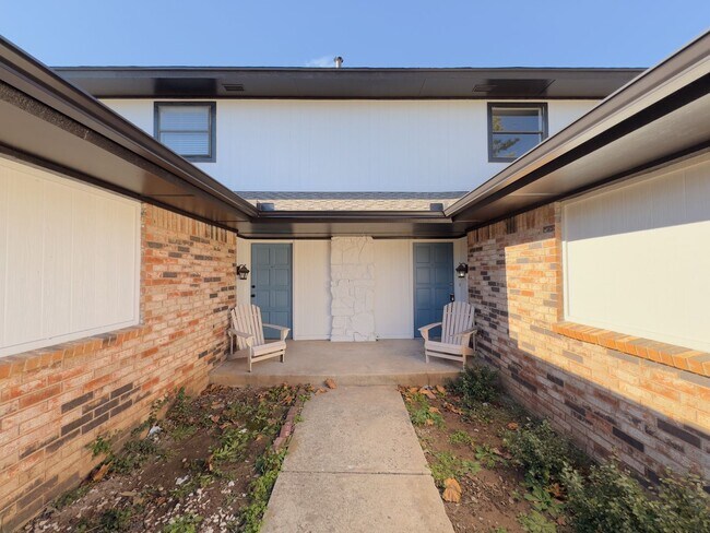 Building Photo - Updated 3-Bedroom, 2-Bathroom Duplex with a Spacious Fenced Backyard!