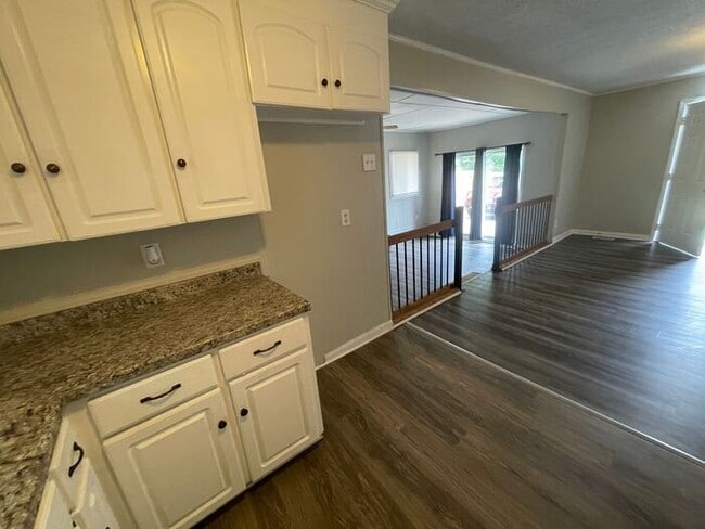 Building Photo - 1306 Northwoods Dr