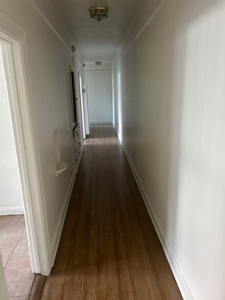 Building Photo - 1425 W 48th St