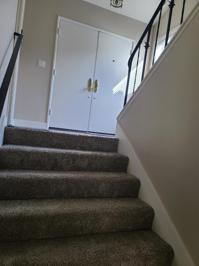 Entry to downstairs living/upstairs bedrooms & garage - 673 Arroyo Oaks Dr