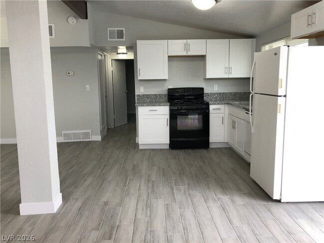 Building Photo - 5813 Evergreen Ave