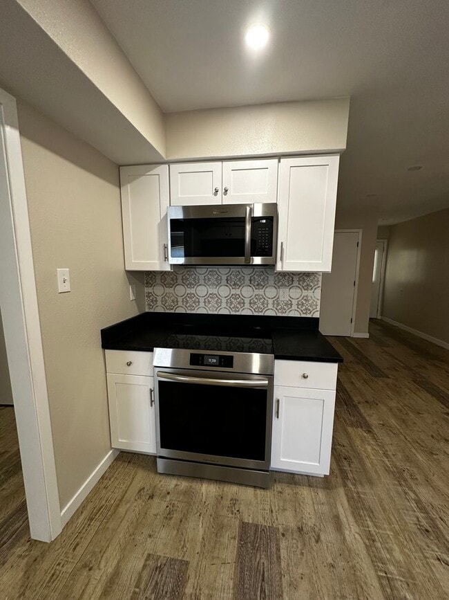 Building Photo - Beautifully updated 2 Bedroom duplex in PT