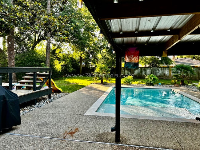 Building Photo - 7313 Camelback Dr