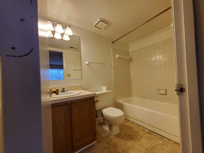 Building Photo - Spacious 2 Bedroom rental in Va Beach