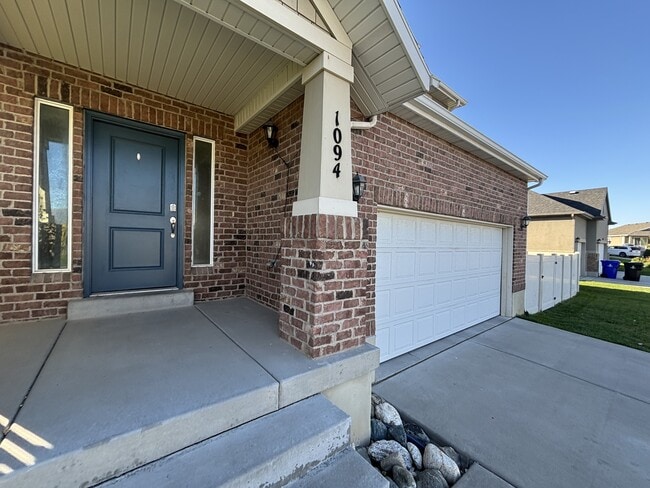 Building Photo - 1094 1825 W