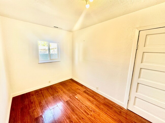 Building Photo - 2/2 With Bonus Room