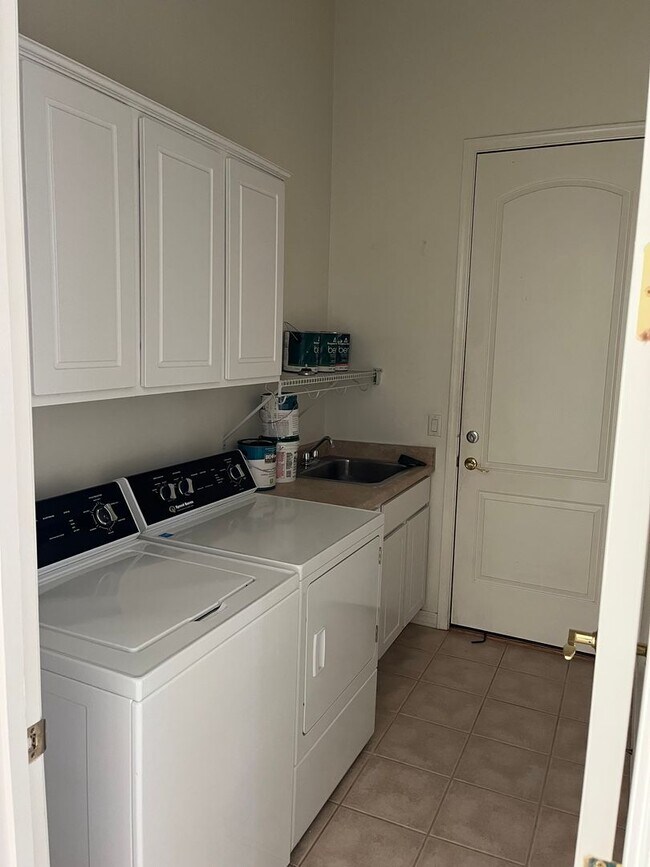 Building Photo - Elegant, spacious 3/2.5 home in gated LaPrivada