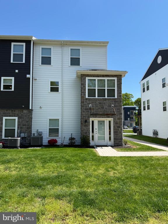 Building Photo - 121 High Pointe Dr