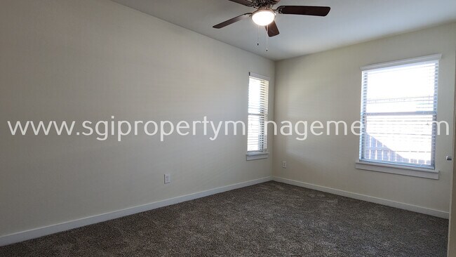 Building Photo - 931 Robineta Ln