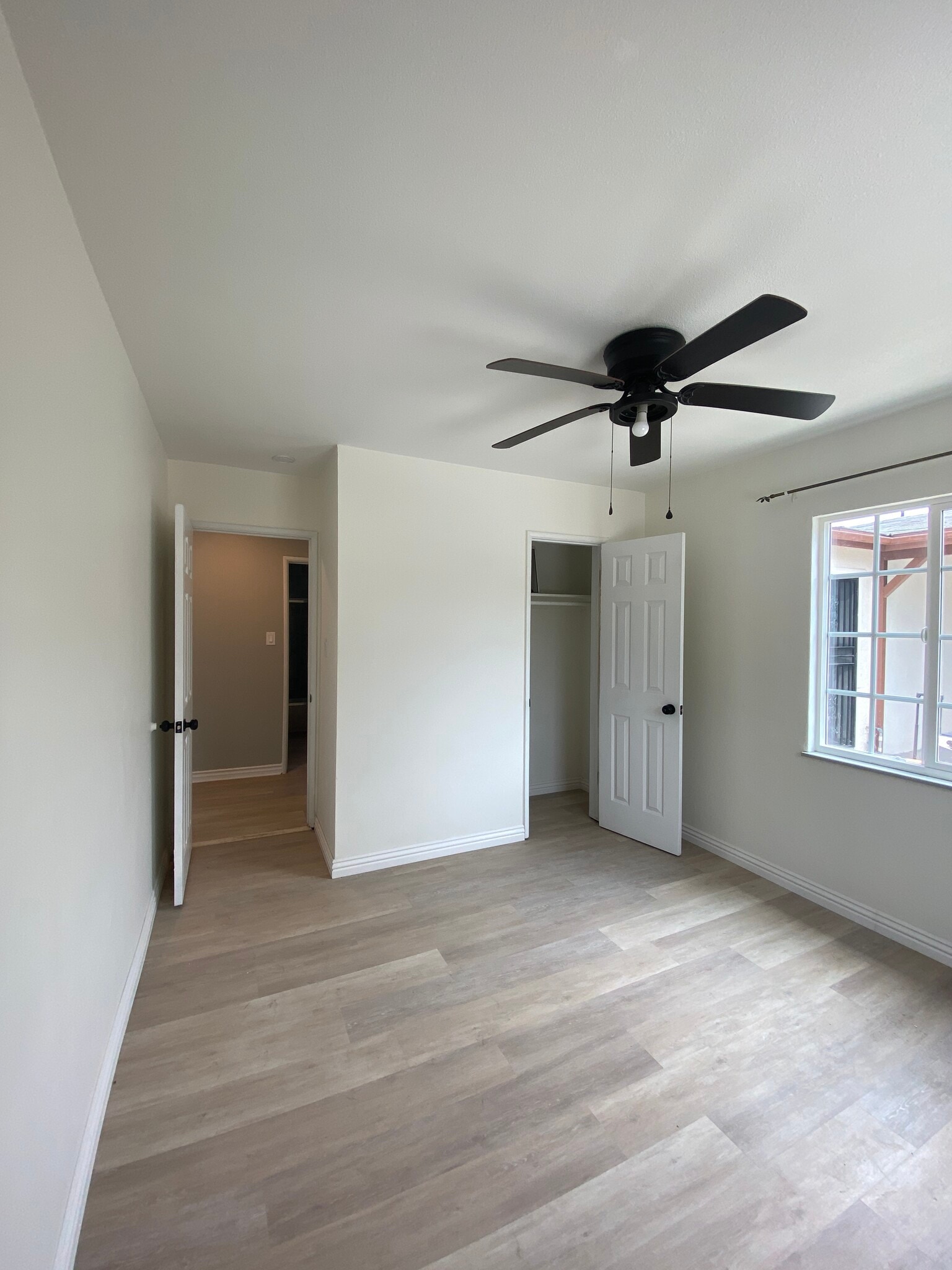 Building Photo - 834 N Parkside Ave