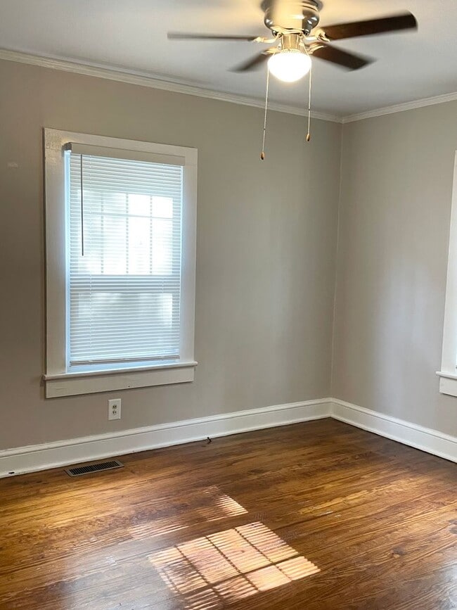 Building Photo - Adorable 2 Bedroom & 1 Full Bath Bungalow ...