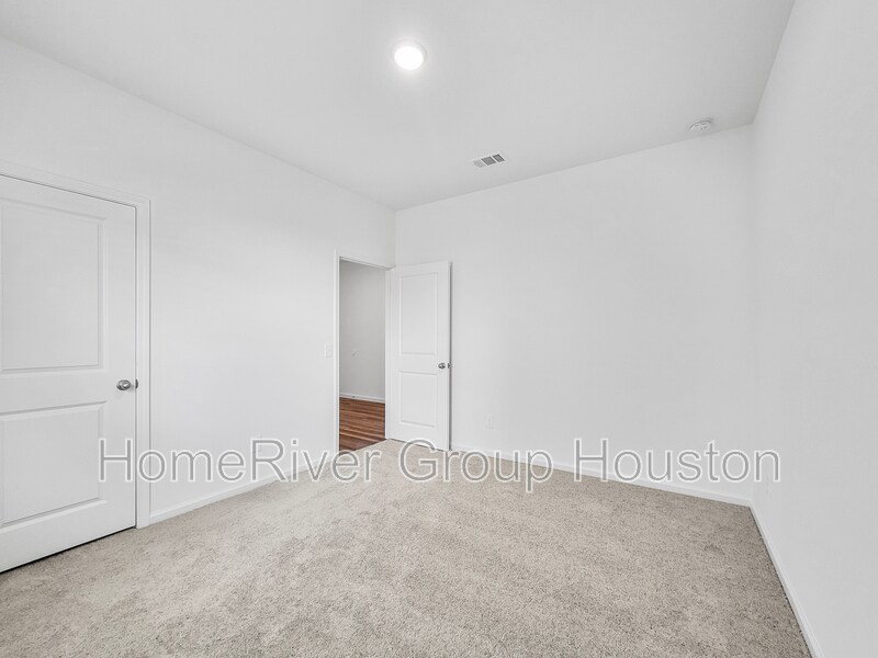 Building Photo - 28410 Selsdon Ct