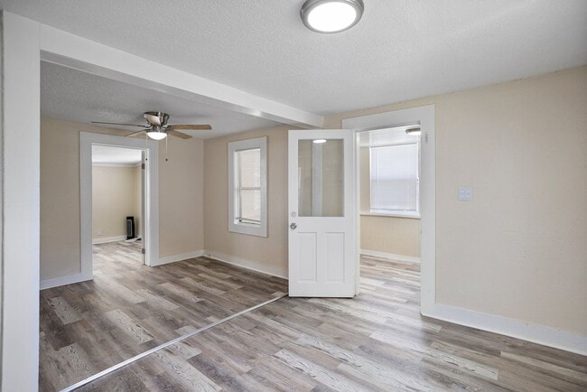 Building Photo - Won't Last! Apply NOW!  App fee REDUCED $25 ASAP $1995 3br/1bath CUTE House w/ HUGE YARD *** Newl...