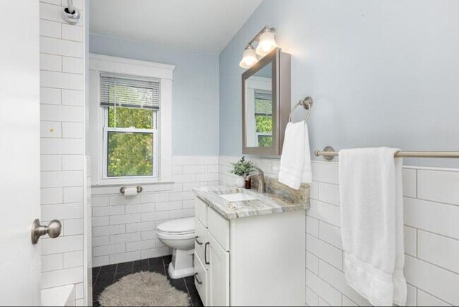 Building Photo - Walk to Downtown Ann Arbor - 3 bed/2 bath