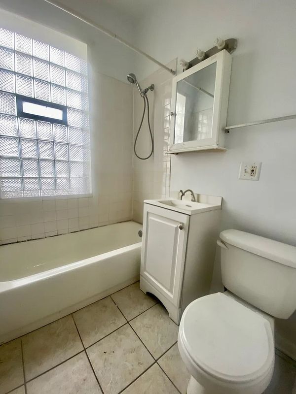 Building Photo - 7505 N Greenview Ave