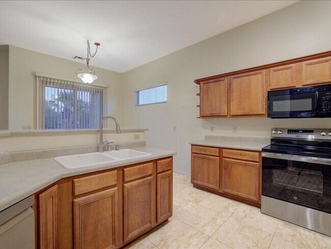 Building Photo - 3 Bedroom 2 Bathroom + Den   Gated Communi...