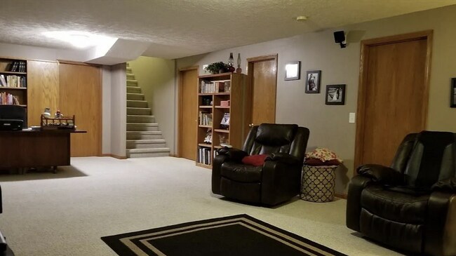 Building Photo - 5 Bedroom Single Family Home.  Great Location!