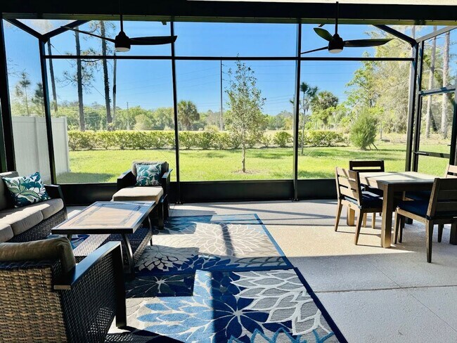 Building Photo - Stunning 4/3 with NO REAR NEIGHBORS!