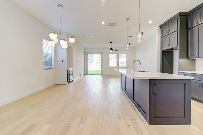 Building Photo - Modern luxury home in well established inn...