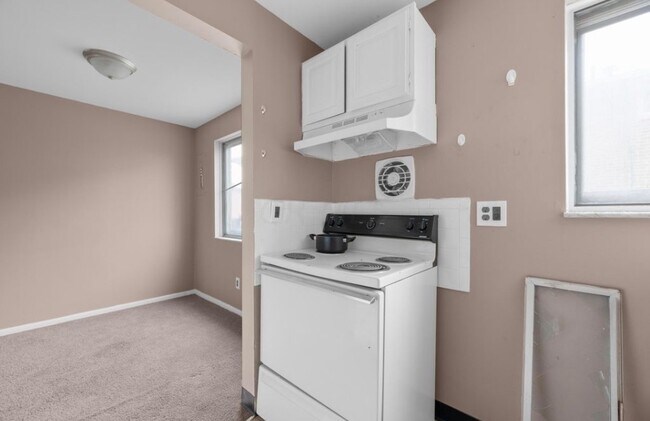 Building Photo - 4688 Hilton Ave