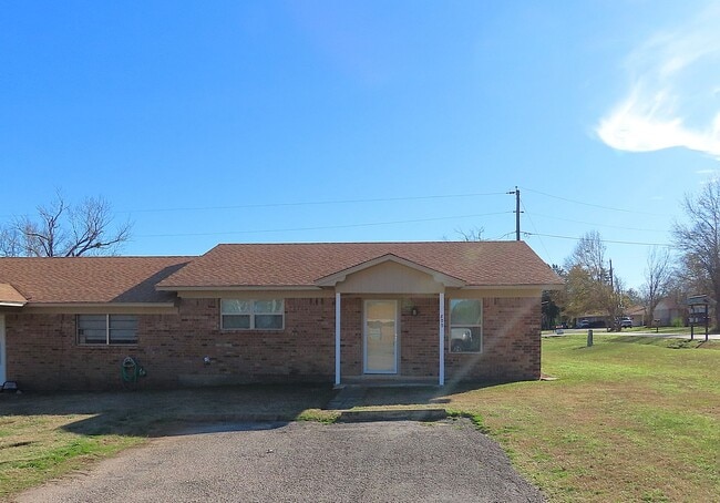 Building Photo - Updated 2 Bedroom, 1 Bath Duplex in Whiteh...