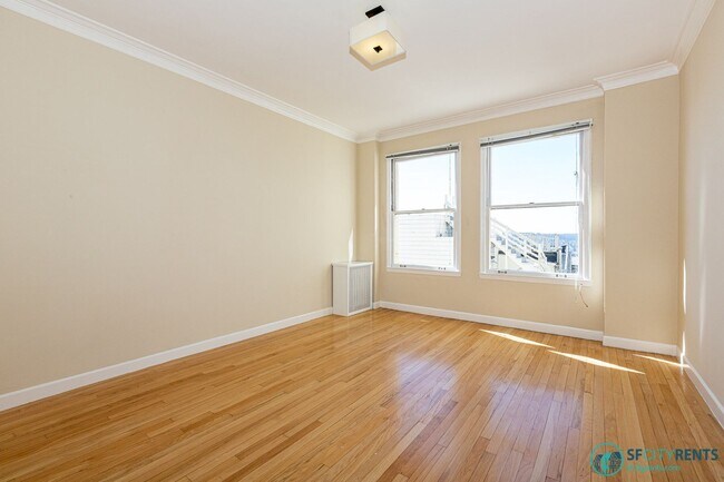 Building Photo - Russian Hill: Remodeled 3rd Floor Art Deco...