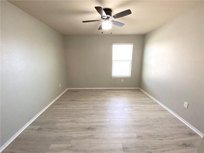 Building Photo - 215 Camellia Dr