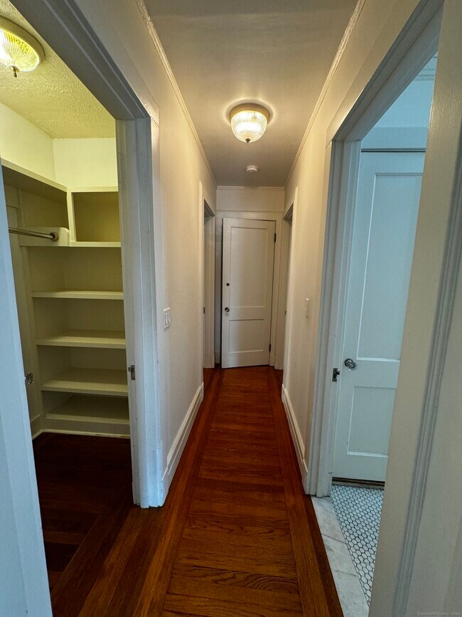 Building Photo - 809 Whitney Ave