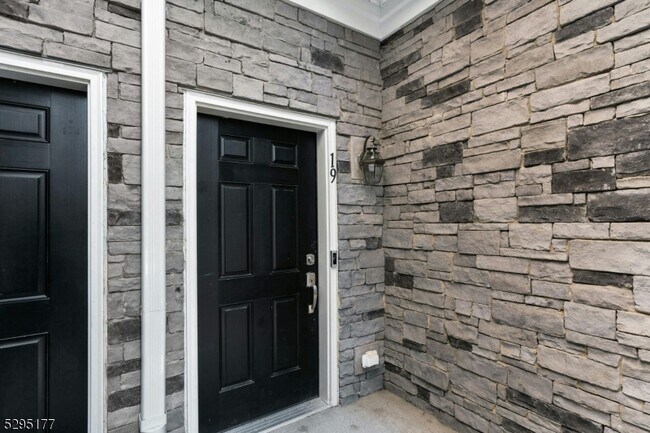 Building Photo - 19 Veterans Wy