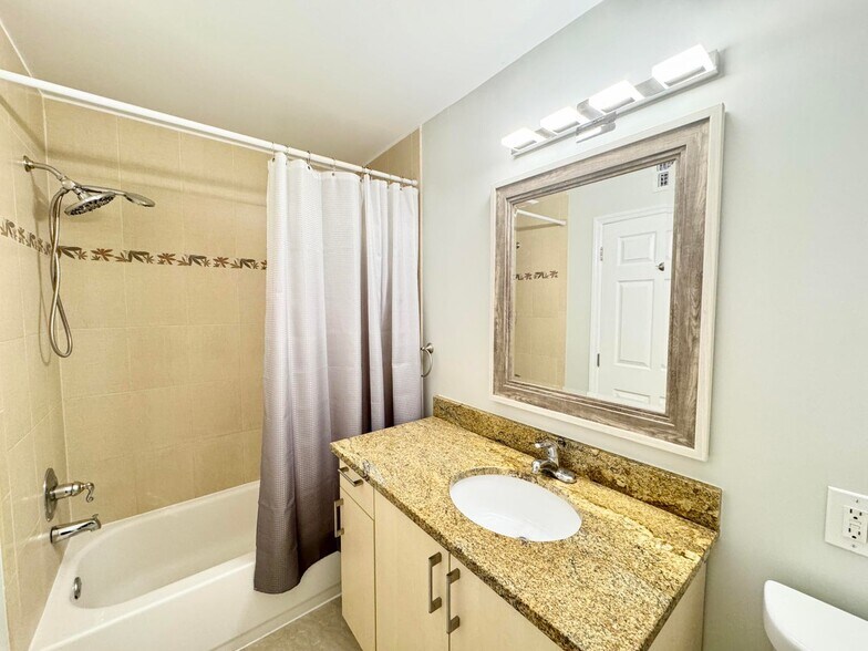 Building Photo - 815 W Boynton Beach Blvd