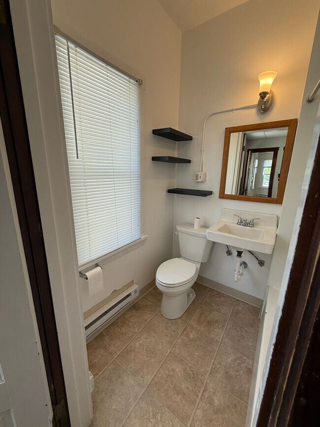 Building Photo - 1 Bedroom 1 Bathroom Apartment