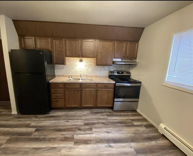 Building Photo - 522 5th St W