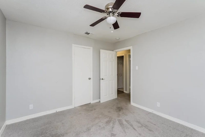 Building Photo - 5111 Royal Dr