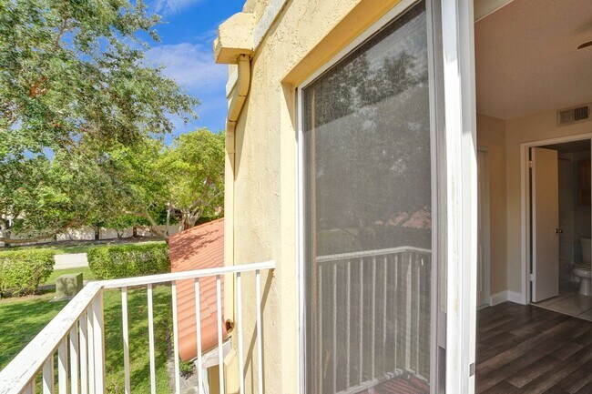 Building Photo - Townhouse with 2 Beds, 2.5 Baths, In-Unit Washer/Dryer, and Private Backyard