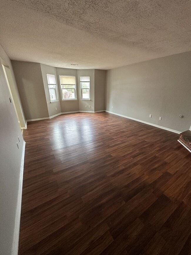 Building Photo - 3 Bedroom Townhome in Hixson Tennessee! Pet-friendly!