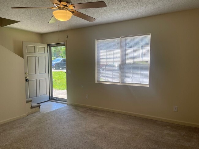 Building Photo - Beautiful 2-Bedroom Townhome in a Prime Location!