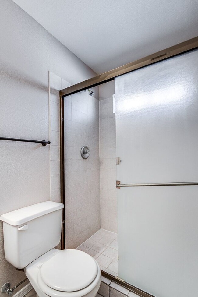Building Photo - Amazing Tri-Level Westside Rental Home w/ ...