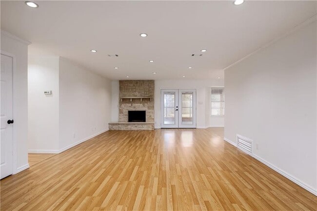 Building Photo - 8706 Primrose Ln
