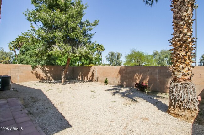 Building Photo - 588 E Devon Dr