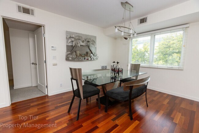 Building Photo - 2-bed, 2-bath 972sqft condo, walking distance to beach in Carlsbad Village, literally one block o...