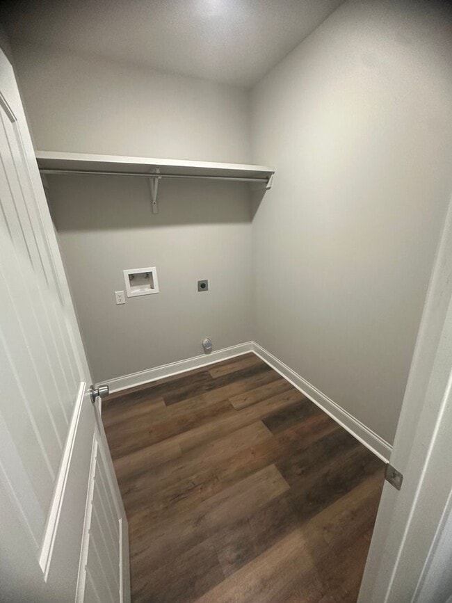 Building Photo - AVAILABLE NOW!