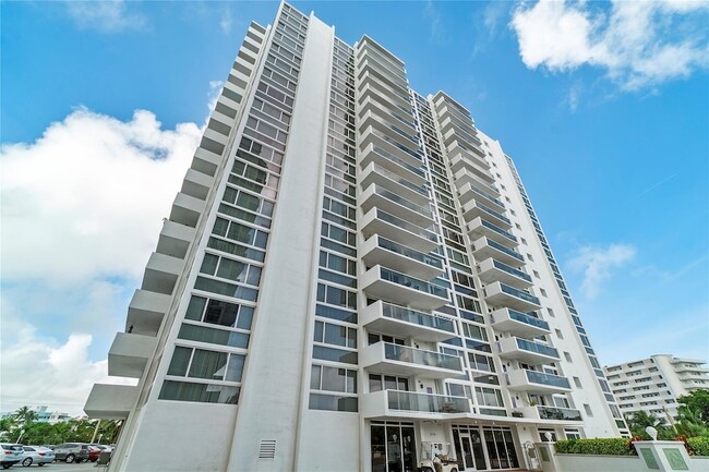 Building Photo - 2715 N Ocean Blvd
