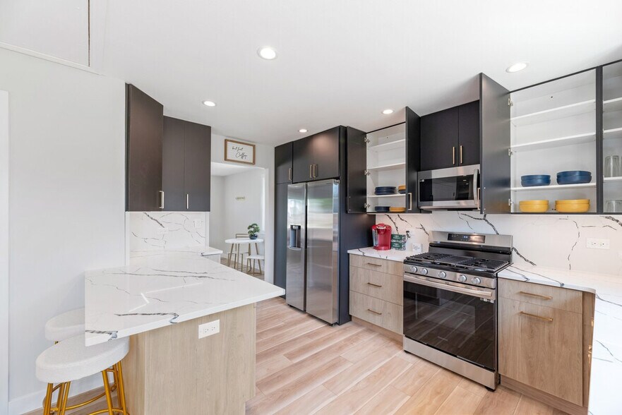Building Photo - 1023 S Wolf Rd
