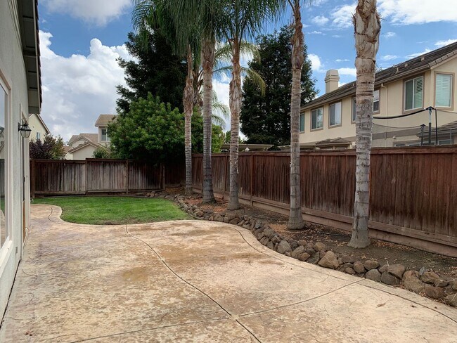 Building Photo - Beautiful Single Story Rose Garden Home / ...